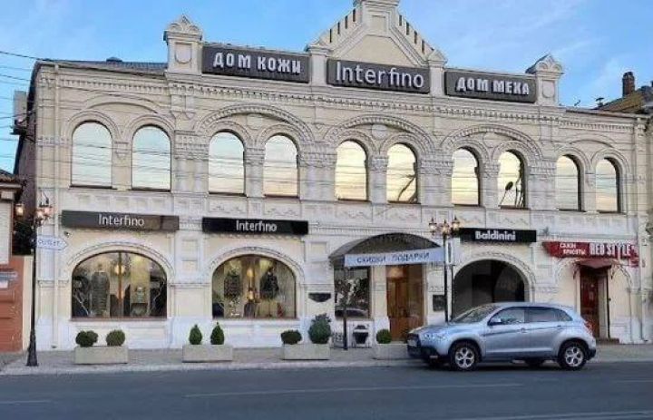 Известный торговый дом-памятник продают в центре Астрахани со всем содержимым