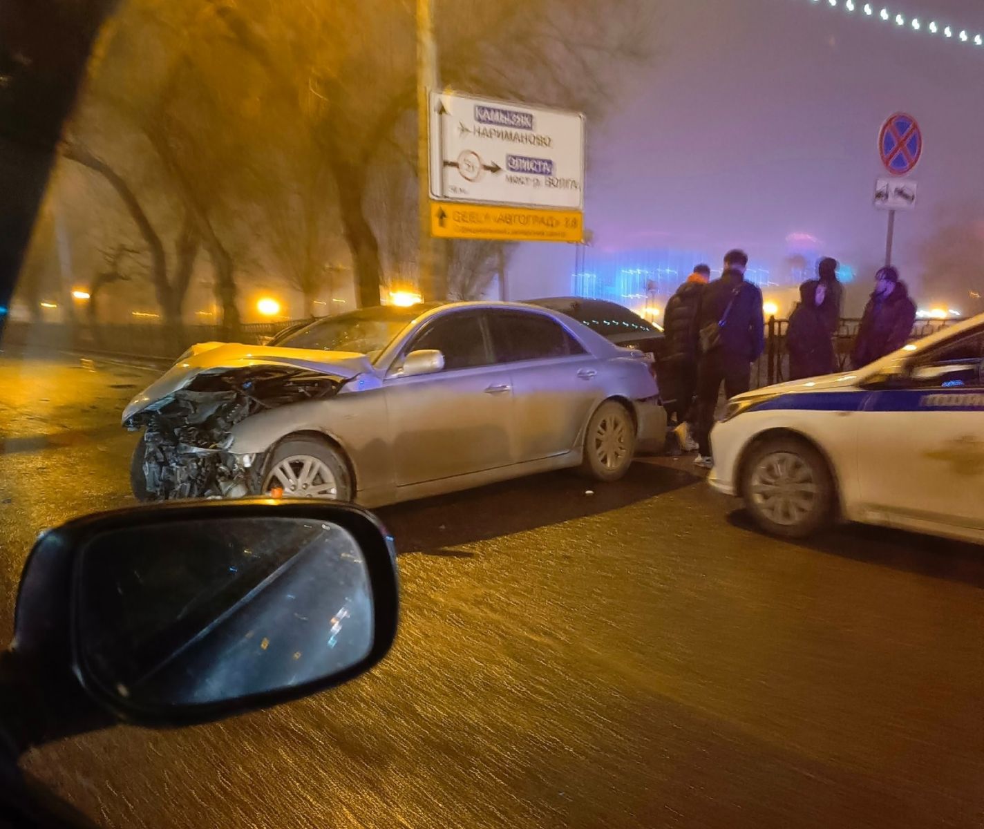 Иномарка влетела в ограждение возле Лебединого озера