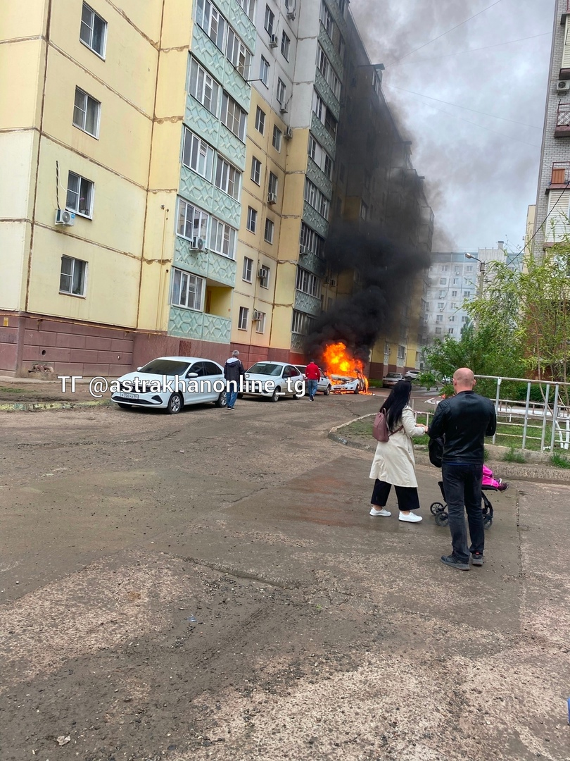 Полыхающее авто засняли в Астрахани