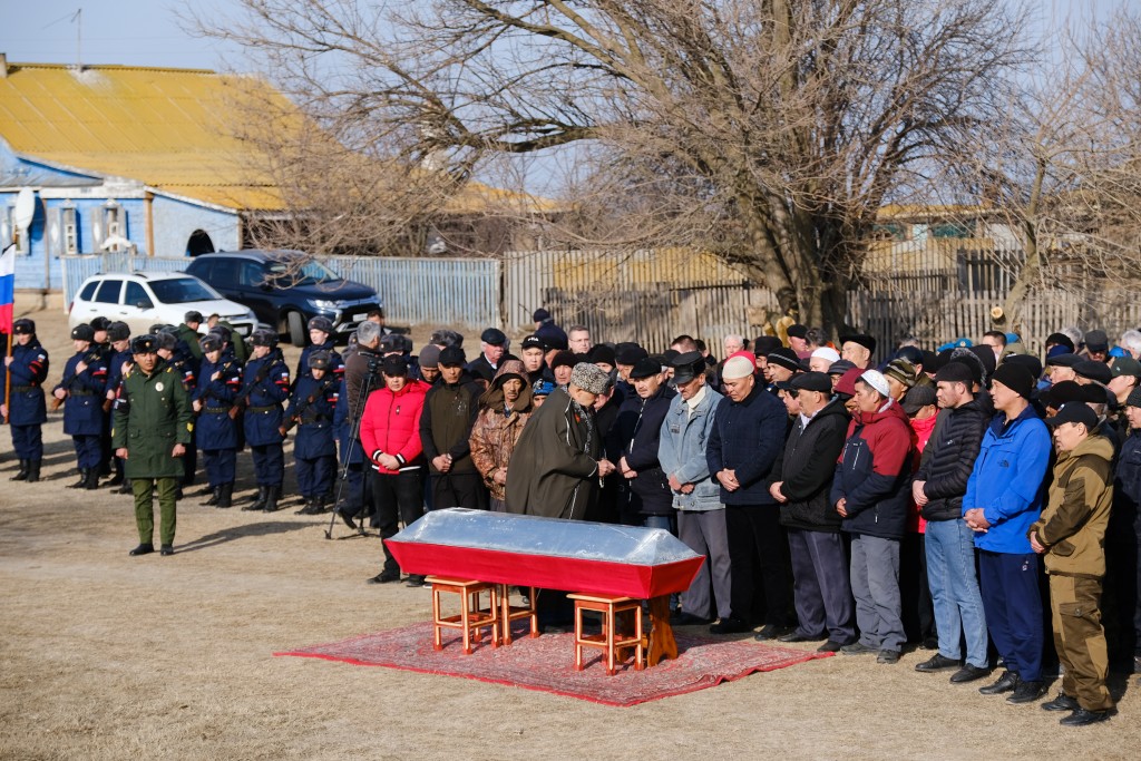 Сколько погибло всо. Похороны военнослужащего. Похороны в Астраханской области. Похороны с воинскими почестями.