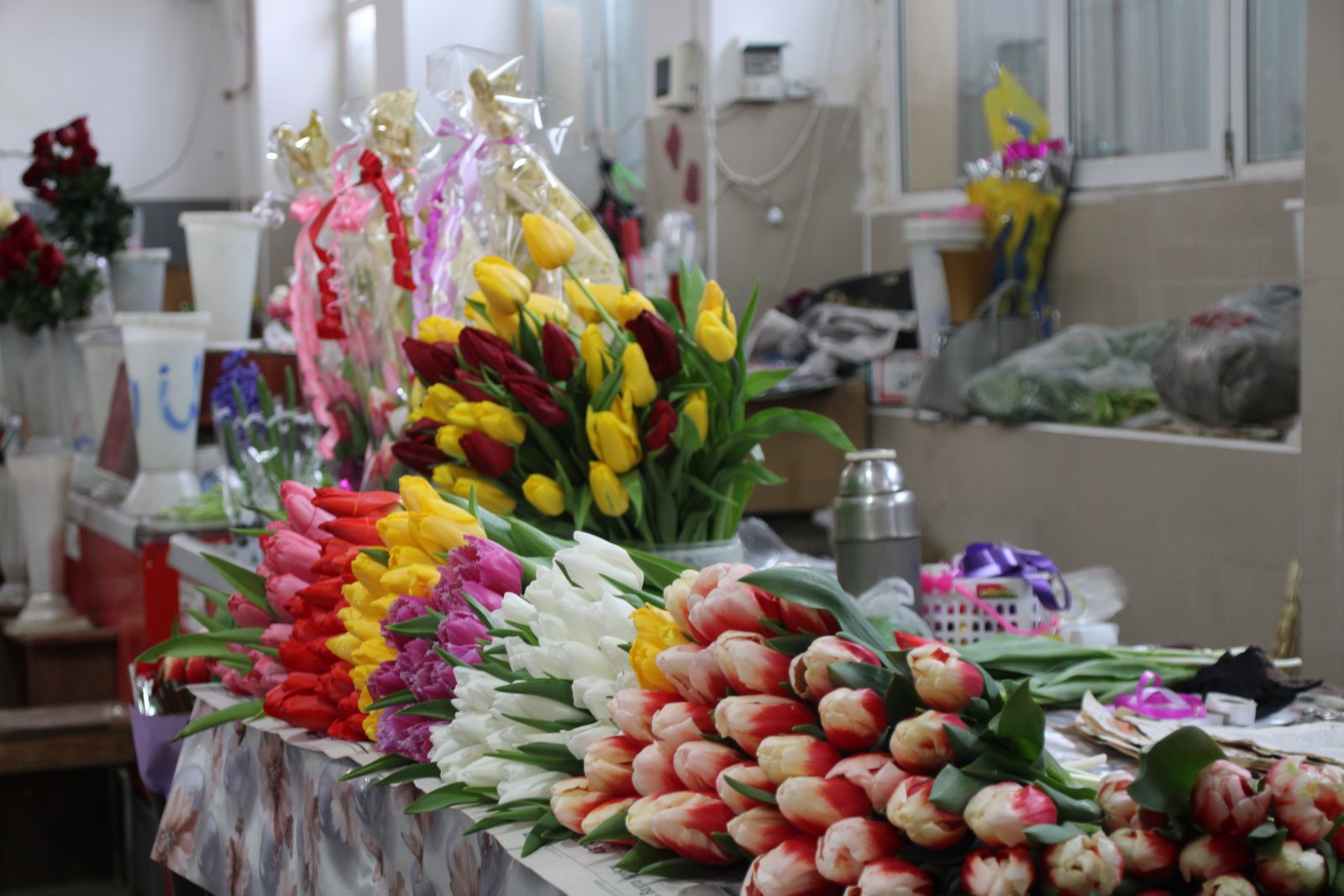 Сколько стоят тюльпаны на рынке. Астраханский цветочный рынок Астрахань. Тюльпаны на цветочном рынке. Астраханский цветочный рынок Волжский.