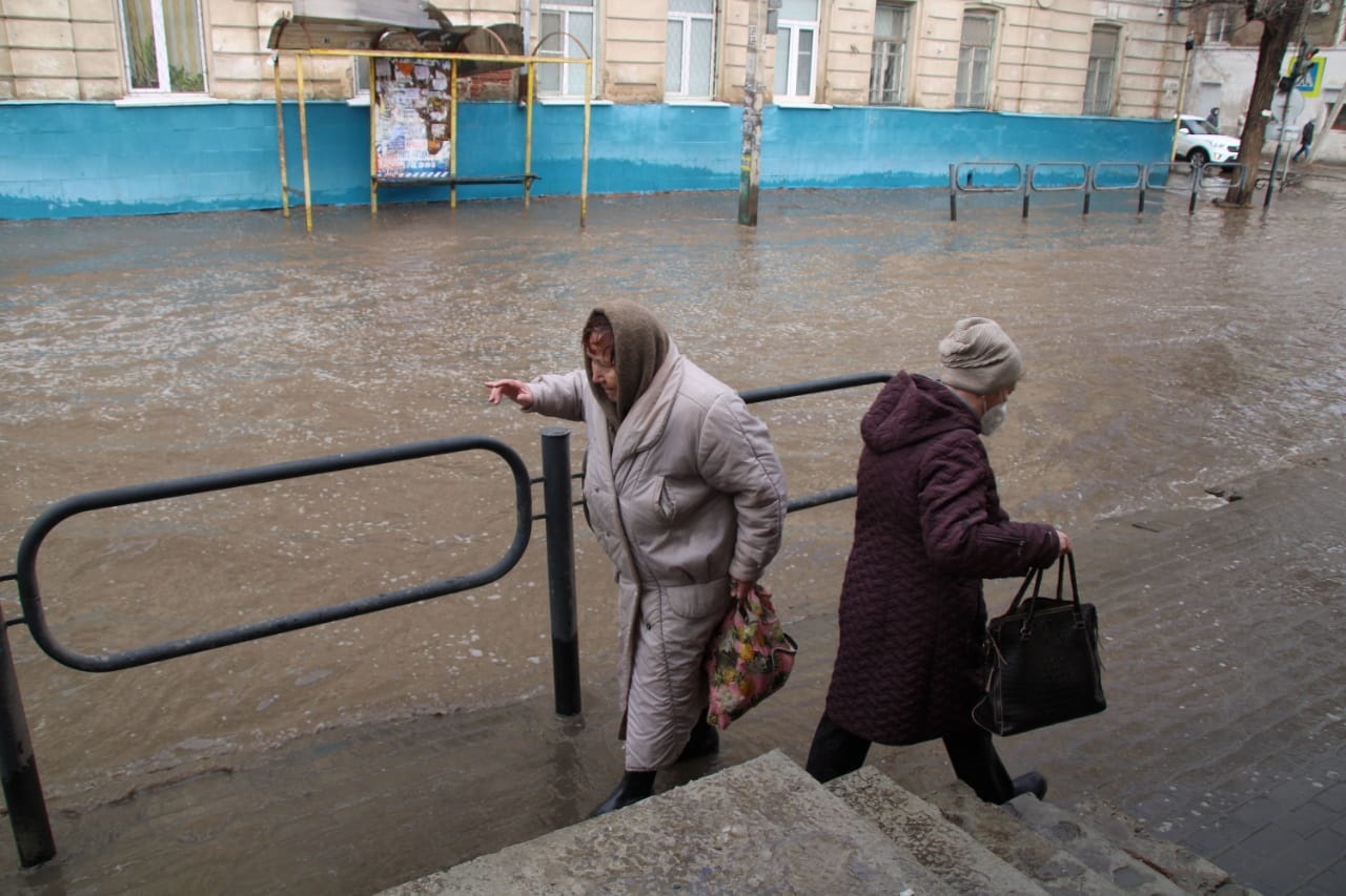 Астрахань дали воду. Шторм в Астрахани 2022. Дом на воде. Ураган в Астрахани. Шторм в Астрахани 2022 год.