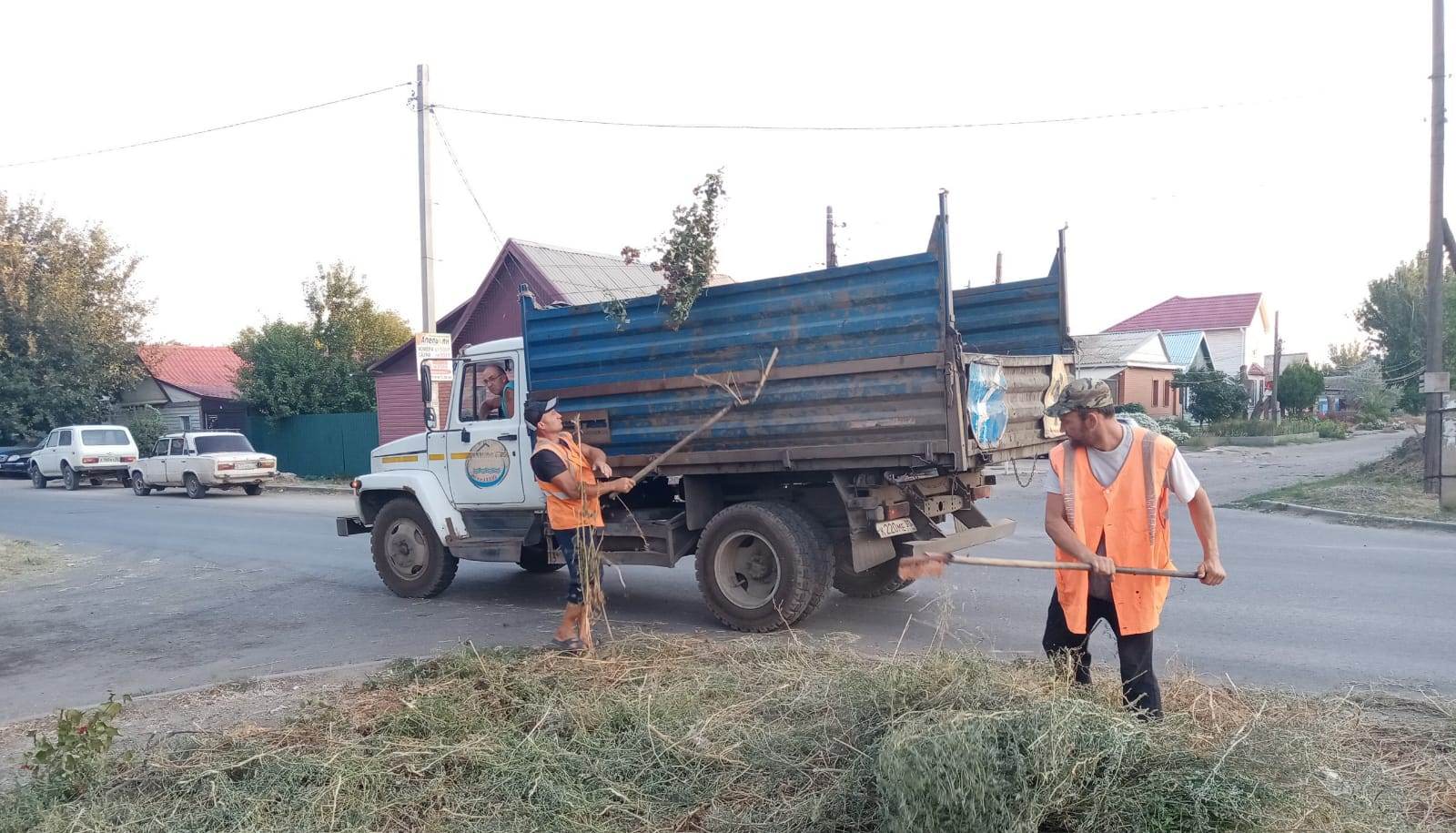 В Астрахани усилены работы по вывозу мусора