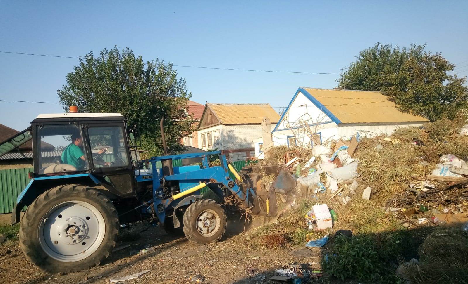 В Астрахани усилены работы по вывозу мусора