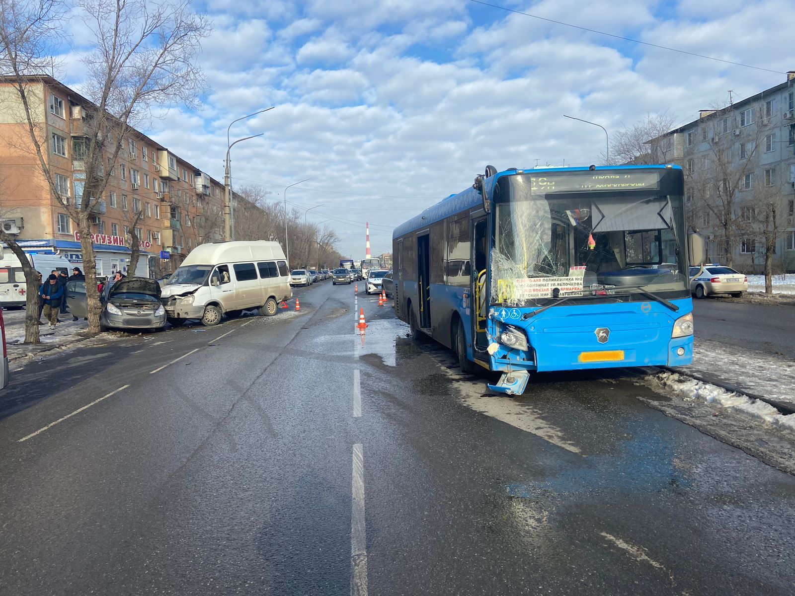 Четыре столкновения. Из-за автобуса в Астрахани в больницу попали трое  взрослых и ребёнок | 12.02.2023 | Астрахань - БезФормата