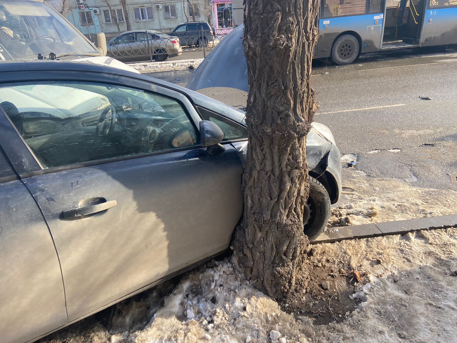 Четыре столкновения. Из-за автобуса в Астрахани в больницу попали трое  взрослых и ребёнок | 12.02.2023 | Астрахань - БезФормата