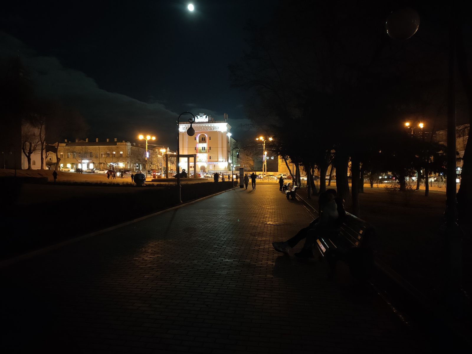 Видно б ни. Петропавловская площадь Астрахань. Елка в Кремле Астрахань.