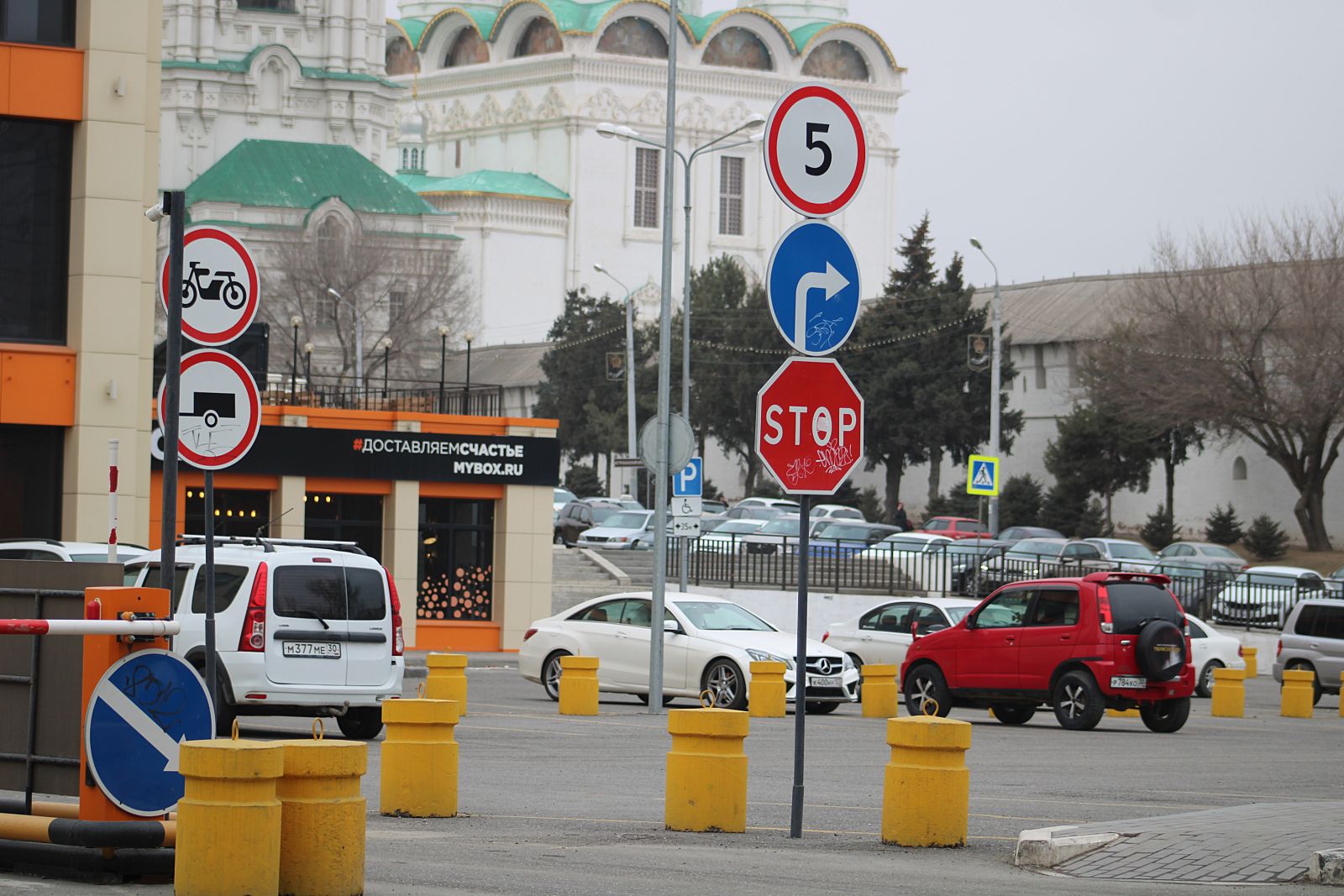 В центре Астрахани запретят парковаться. Куда ставить машину?