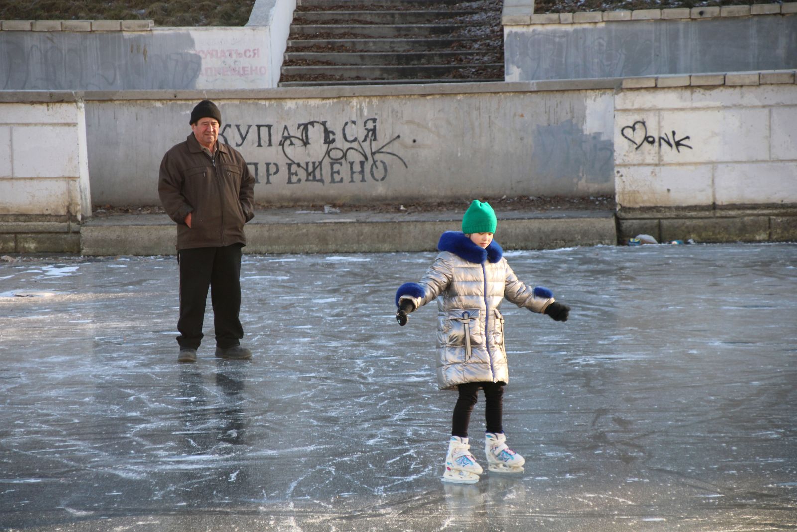 Сломанная клюшка на льду