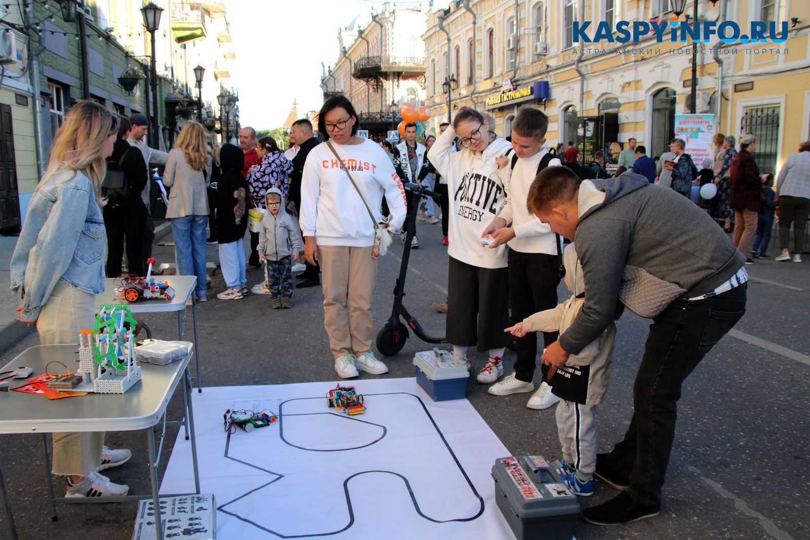 Праздники горожан. Городской праздник. С днем города. Празднование на улице. Праздник в городе.