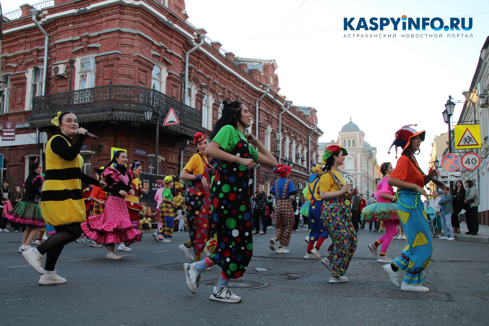 Как Астрахань отмечает День города. Большой фоторепортаж с городских улиц