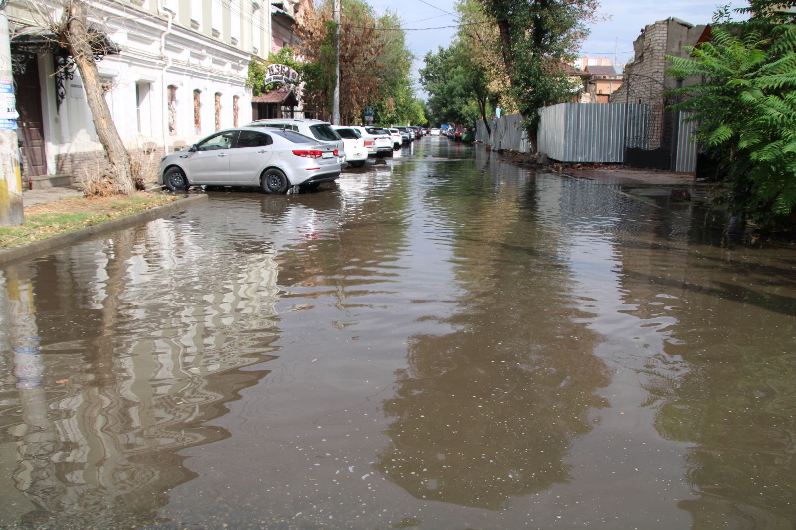 Дождь сильный будет сегодня. Ливень в Астрахани. Сильный ливень. Сильный ливневый дождь в Астрахани. Вчера ливень.