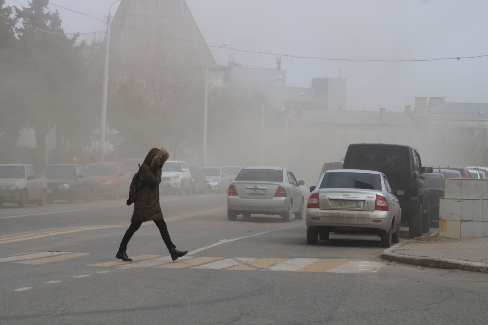 Туман везде поднимается вода пузырьками садится. Уличная пыль. Пыль в городе. Запыленность в городе. Пыльный туман.