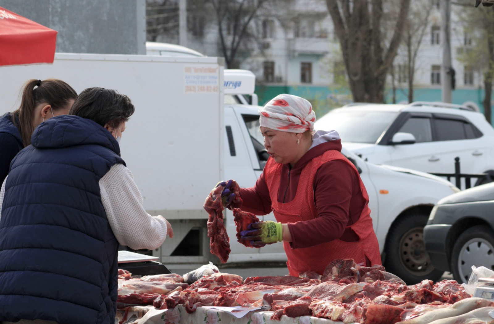 Новости астрахани сайт. Мясной рынок в Астрахани. Ярмарка кутум в Астрахани.