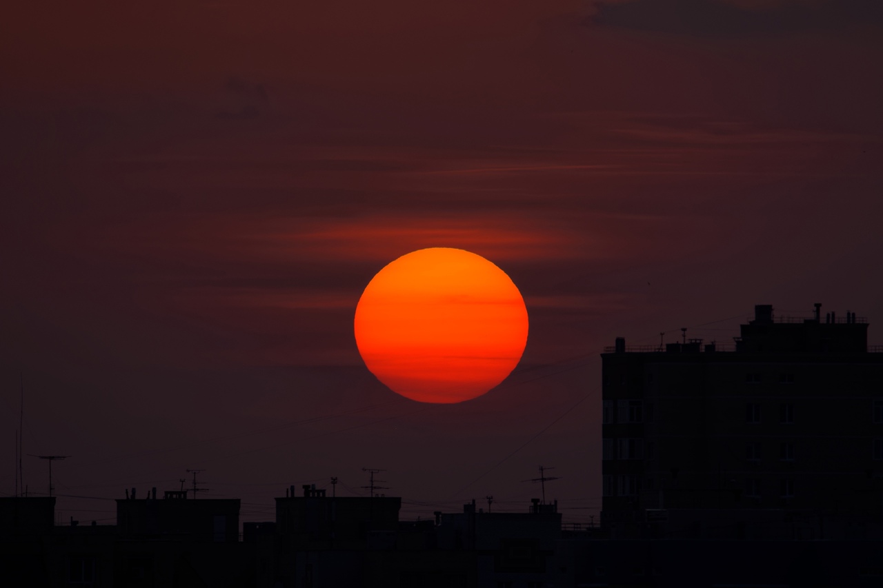 На закате солнце кажется огромным красным шаром