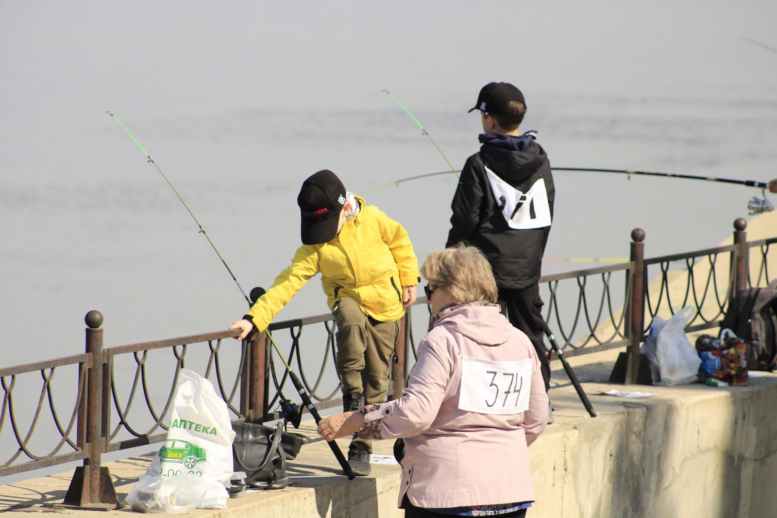 Рыбалка в ростове на дону 2024. Рыбаки на набережной Астрахани. Рыбаки на набережной Саратова. Рыбак в Твери на набережной. Нашествие рыбаков Умба.