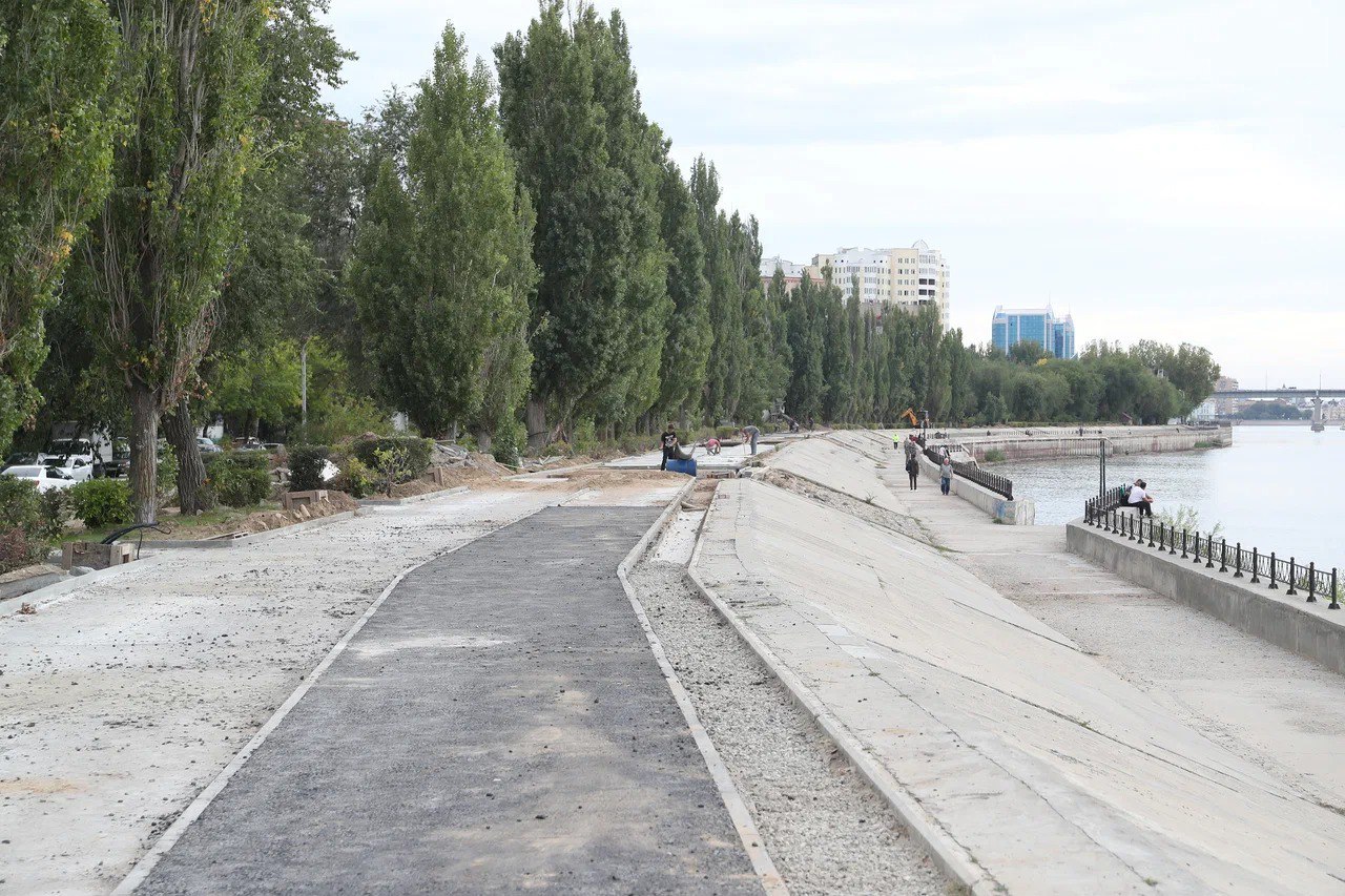 В Астрахани благоустройство Комсомольской набережной завершат до ноября