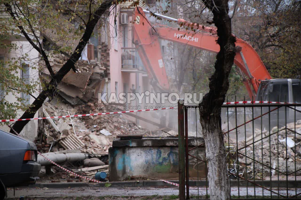 Днем позже. Фоторепортаж с места обрушения части дома в Астрахани