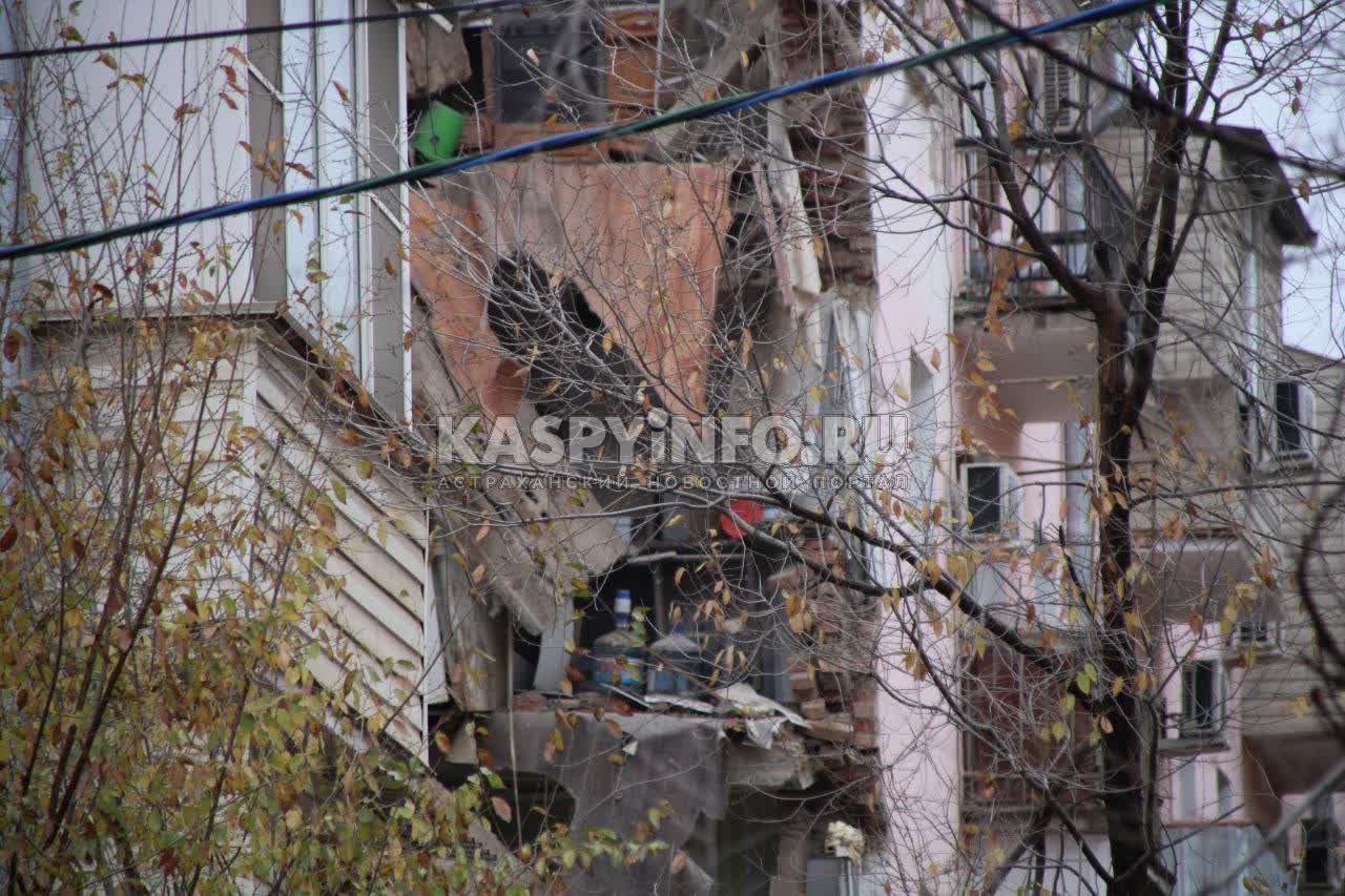 Днем позже. Фоторепортаж с места обрушения части дома в Астрахани