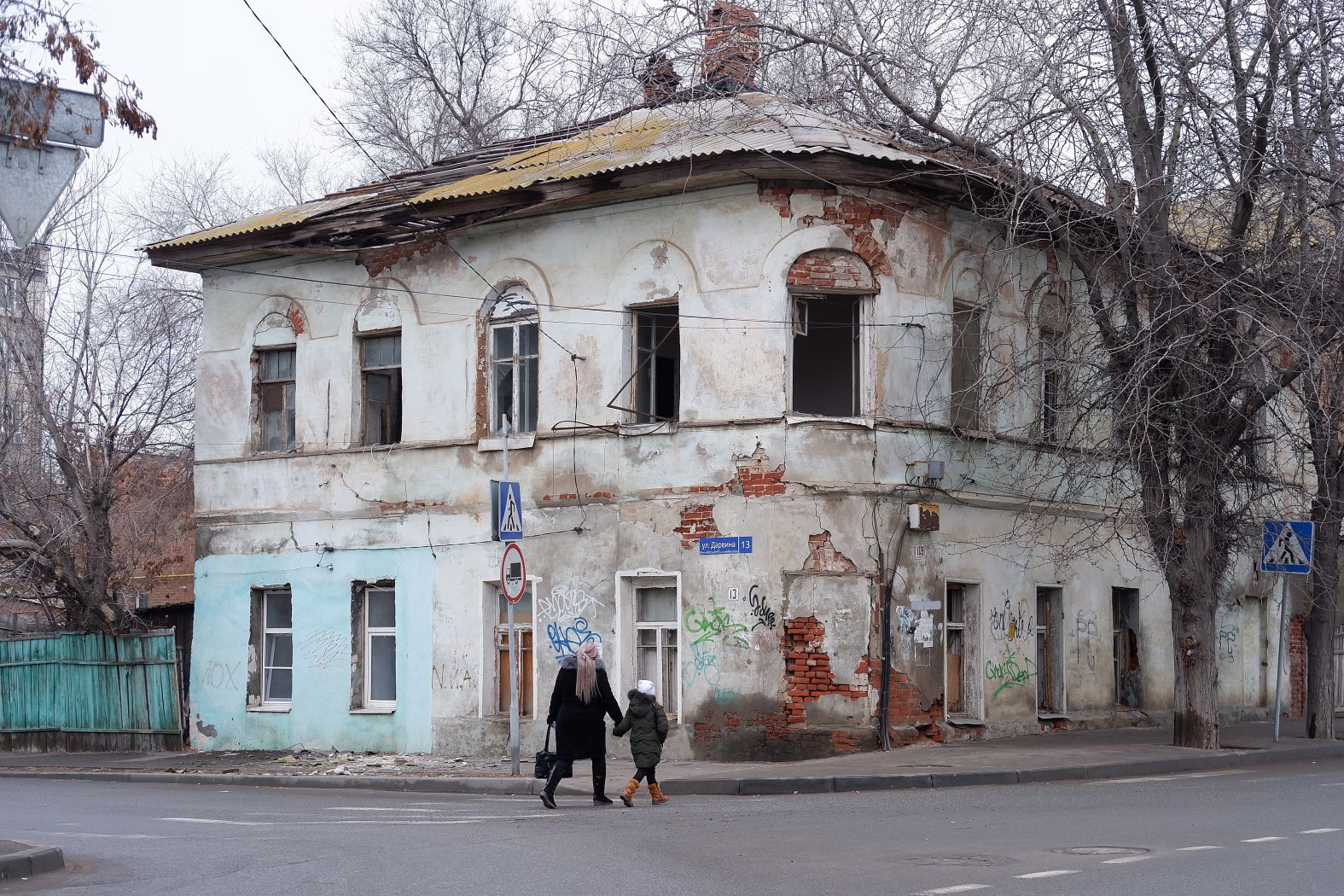 Бомжи и собаки. Что происходит с памятником архитектуры напротив резиденции  губернатора в Астрахани | 20.02.2022 | Астрахань - БезФормата