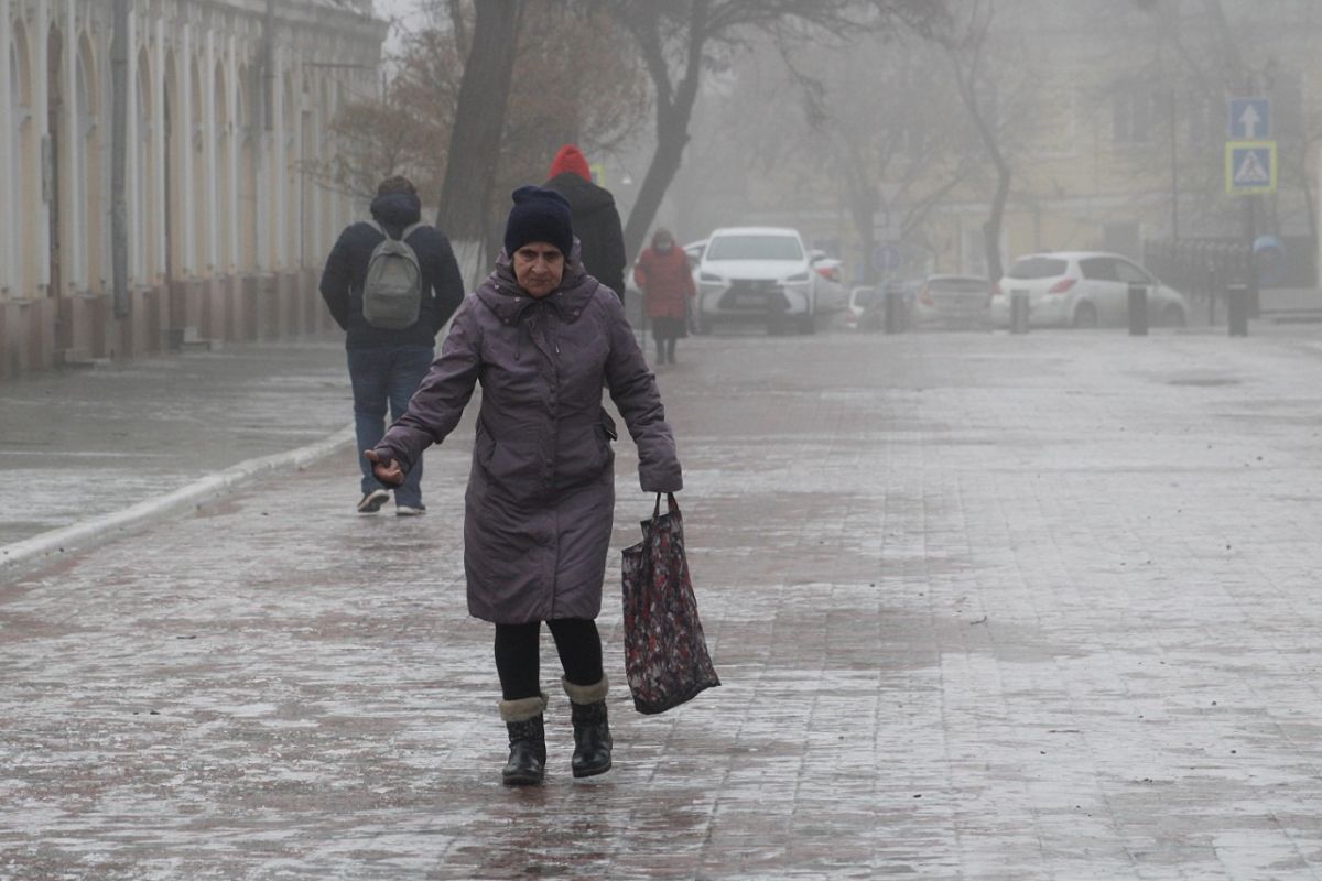 Неприятная погода. Ледяной дождь в Астрахани. Ледяной дождь на дороге. Гололедица на дорогах. Гололед.