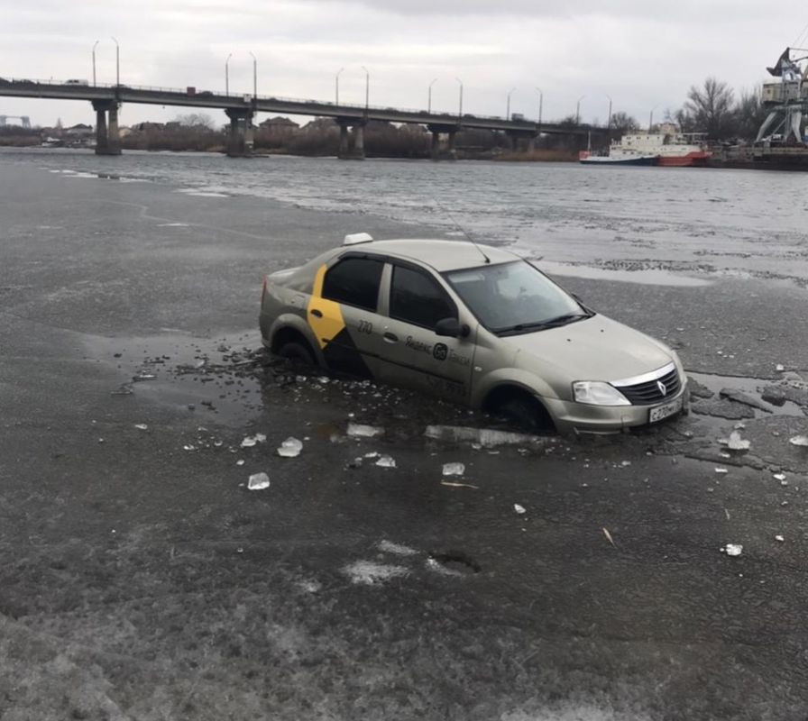Таксисты астрахань. Авария такси Астрахань. Такси в реке. Застрявшее такси.