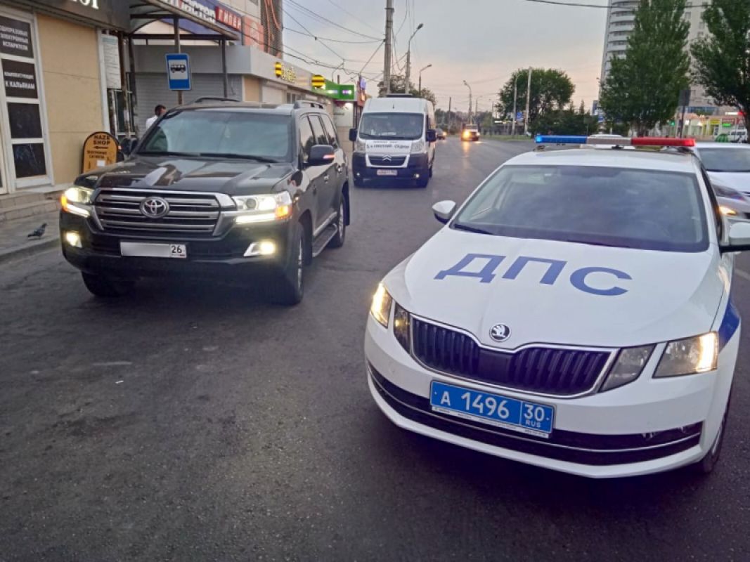 Водители на дорогих авто устроили опасные покатушки в Астрахани |  26.08.2021 | Астрахань - БезФормата