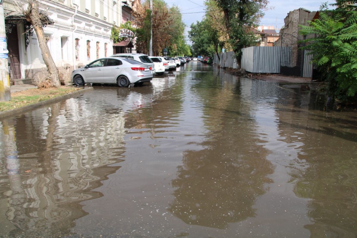 Такси не отошло от вчерашнего астраханского ливня | 03.09.2021 | Астрахань  - БезФормата