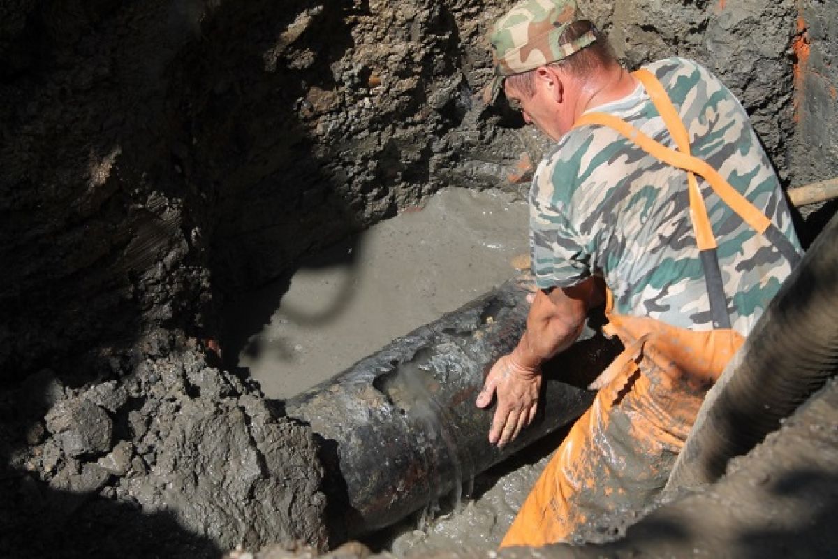 Водоканал астрахань работа. Муп астрводоканал астрахань. Ремонтируют канализацию. Астрводоканал официальный сайт. Директор астраханского водоканала.