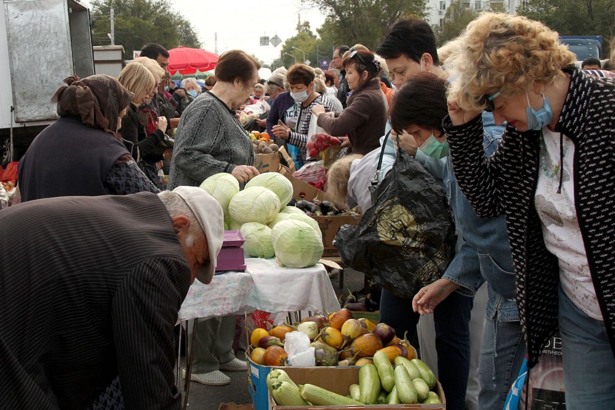 Продавец урожая аппликация шаблон. Продавец урожая. Продавщица овощей на рынке. Аппликация продавец хлеба. Рынок иллюстрация.