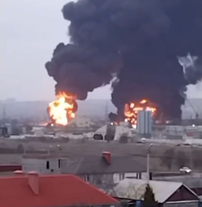 Нападение на нефтебазу. Пожар на нефтебазе в Белгороде. Белгород вертолеты Нефтебаза. Нефтебаза Белгород два вертолёта. Белгород Нефтебаза после пожара.