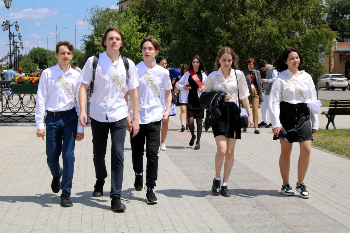 Астрахань заполонили выпускники. Фоторепортаж с городских улиц | 25.05.2022  | Астрахань - БезФормата