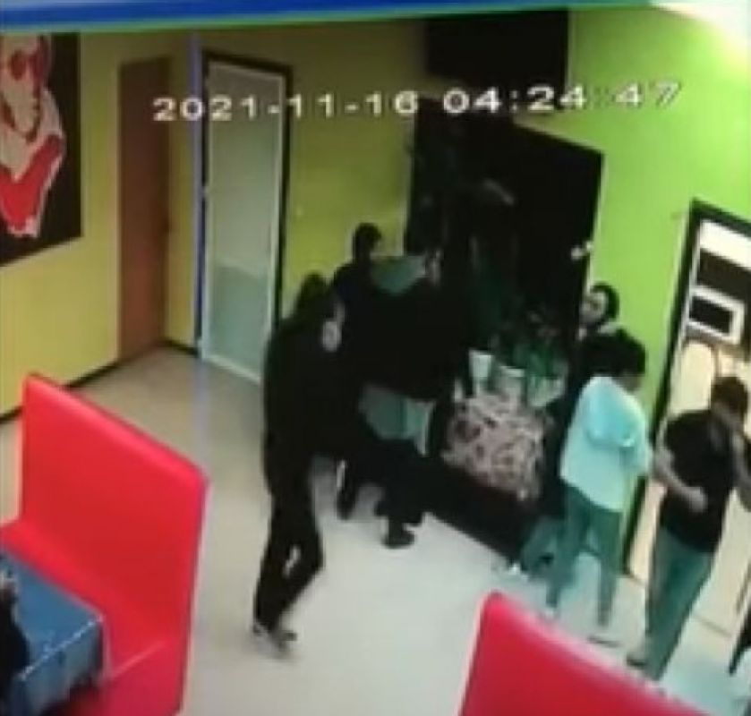 Хозяин кафе в нижнем новгороде избил девушку. Дагестанец избил девушку. Хозяин кафе в нижнем новгороде избил девушку. Парни избили девушку в кафе. Драка вкусно и точка сотрудников.