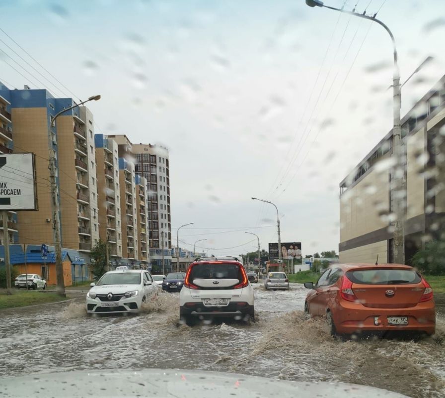 Астраханские водители плывут по улице Боевая.