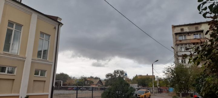 Огромная черная туча нависла над Астраханью