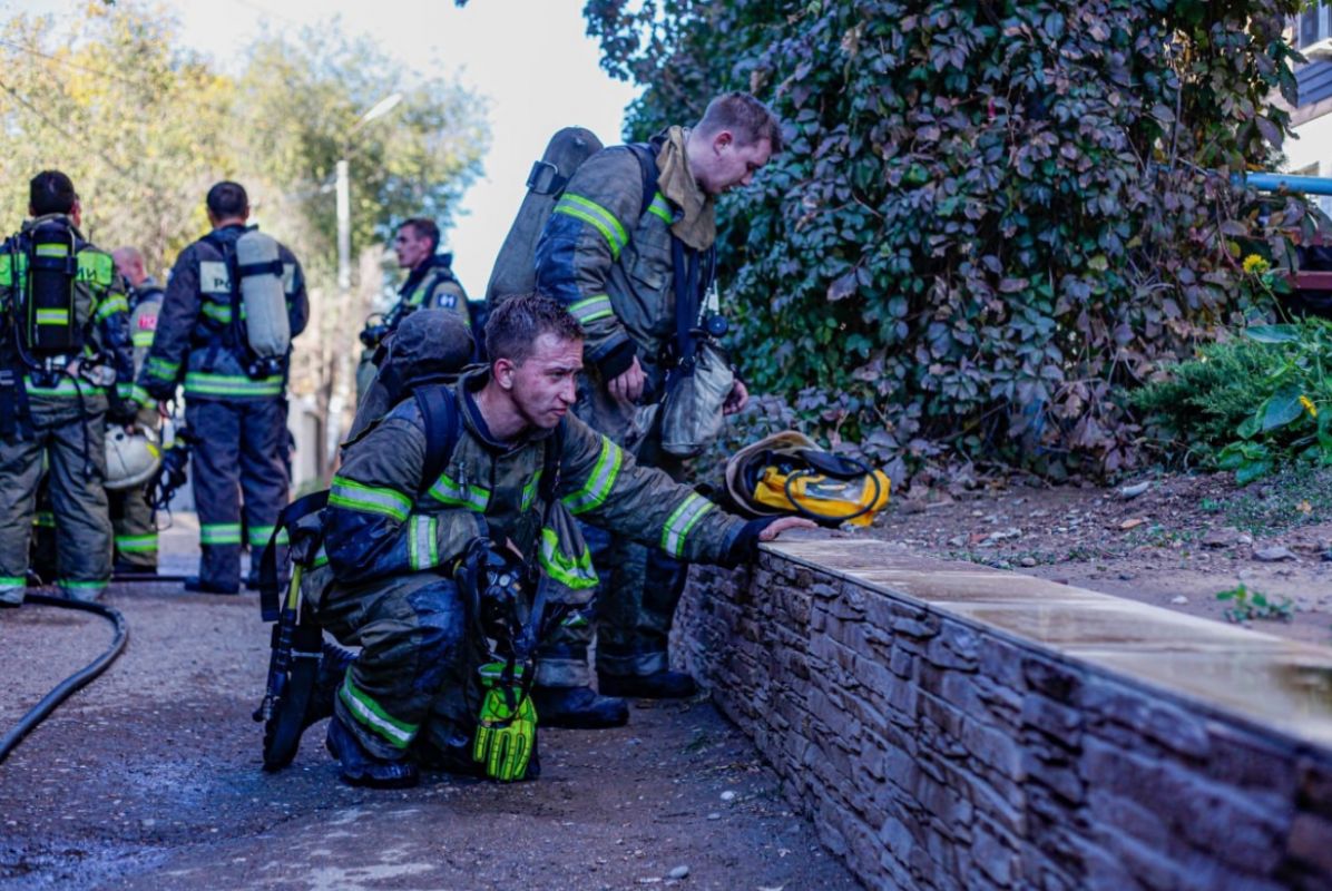 Попали в ловушку. 11 человек и кота спасли на пожаре в многоэтажке ...
