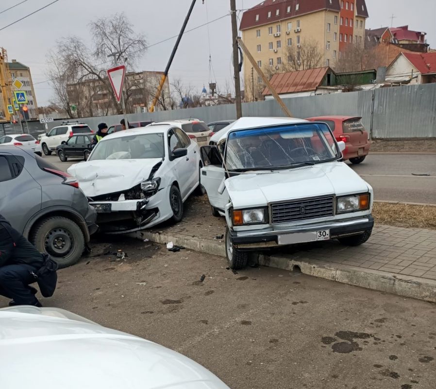 Что случилось сегодня в астрахани. Фото машины на улице. Авария на улице Комсомольской в Астрахани. ДТП Астраханская улица.