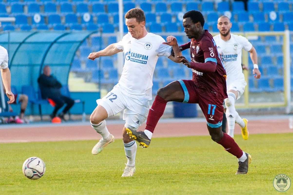 Камиль Муллин (слева) забил свой первый гол за "Волгарь".