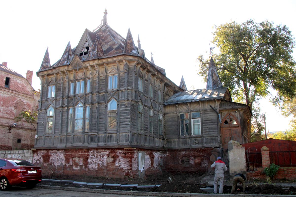 Здание такой архитектуры единственное в Астрахани.