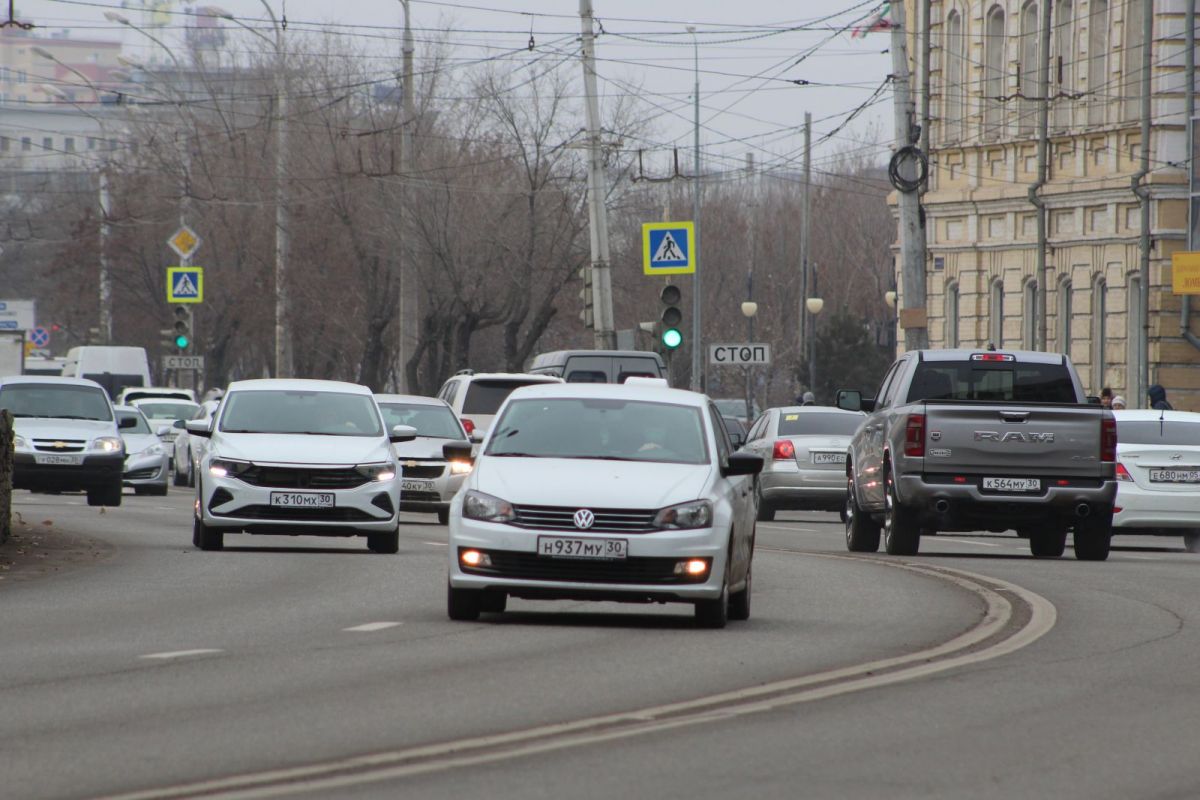 Почему поездки в такси в Астрахани стали дороже. Разбираемся в ситуации