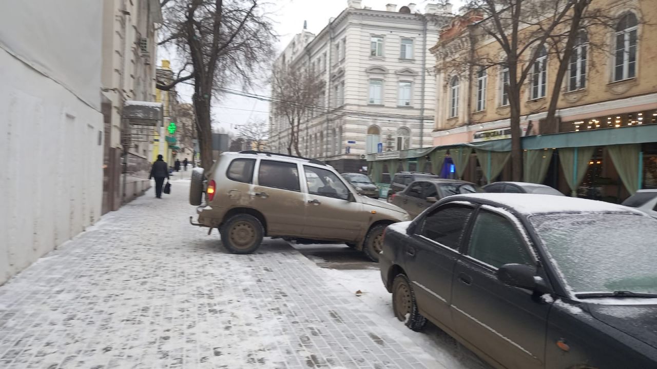 Чудеса парковки засняли в Астрахани