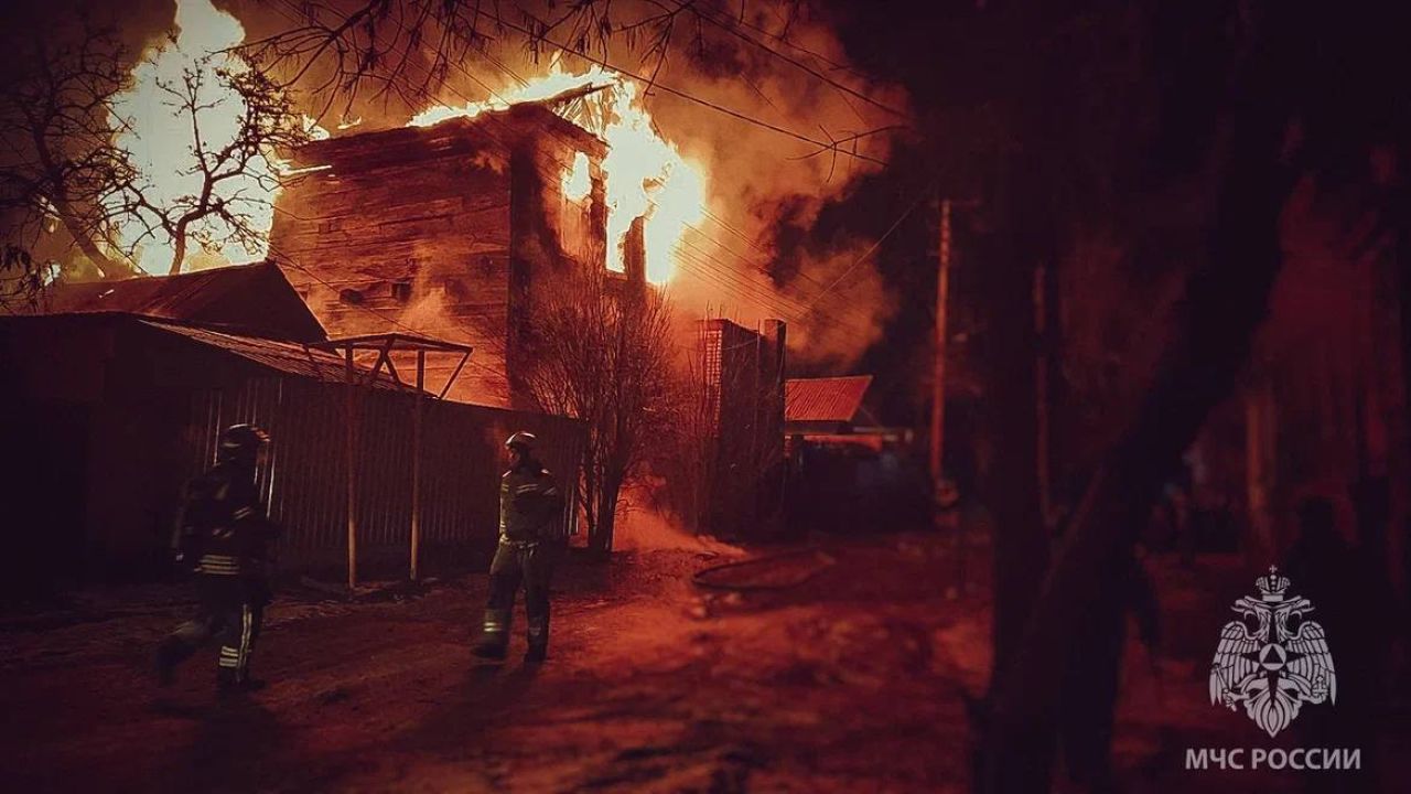 Еще двух погибших обнаружили на месте крупного пожара в Астрахани