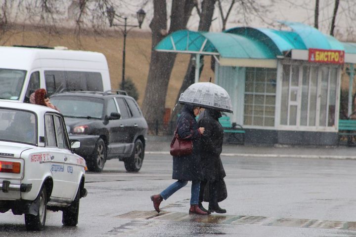 Люди бегут под дождем. Я иду под дождем. Идет под дождем. Человек под дождем. Человек идет под дождем.