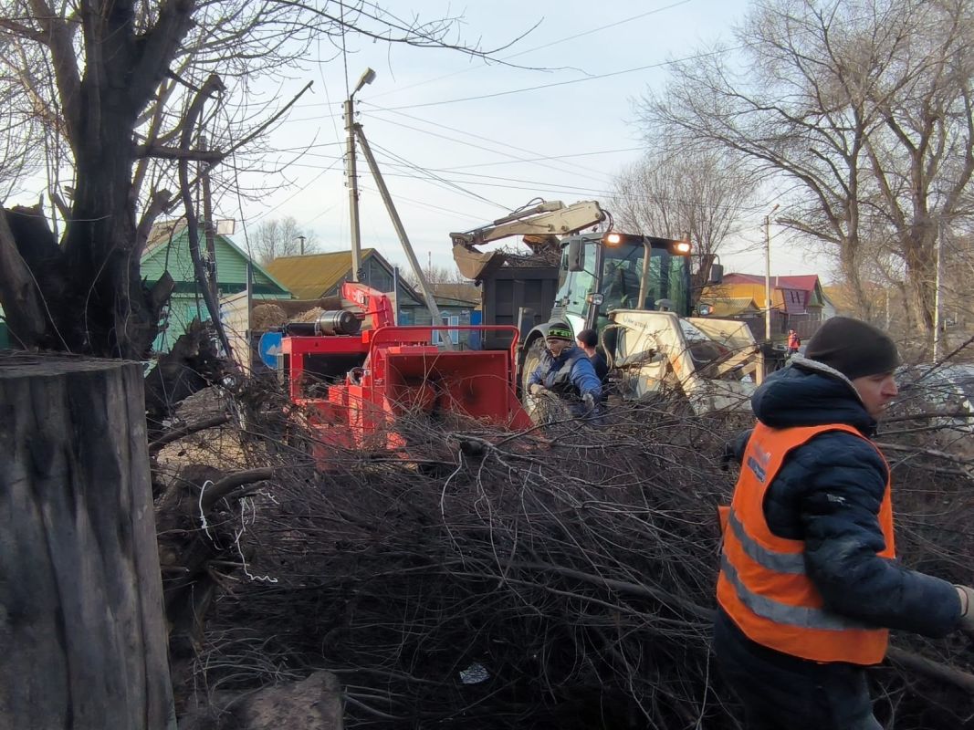 В астраханском микрорайоне Казачий проходит масштабная уборка