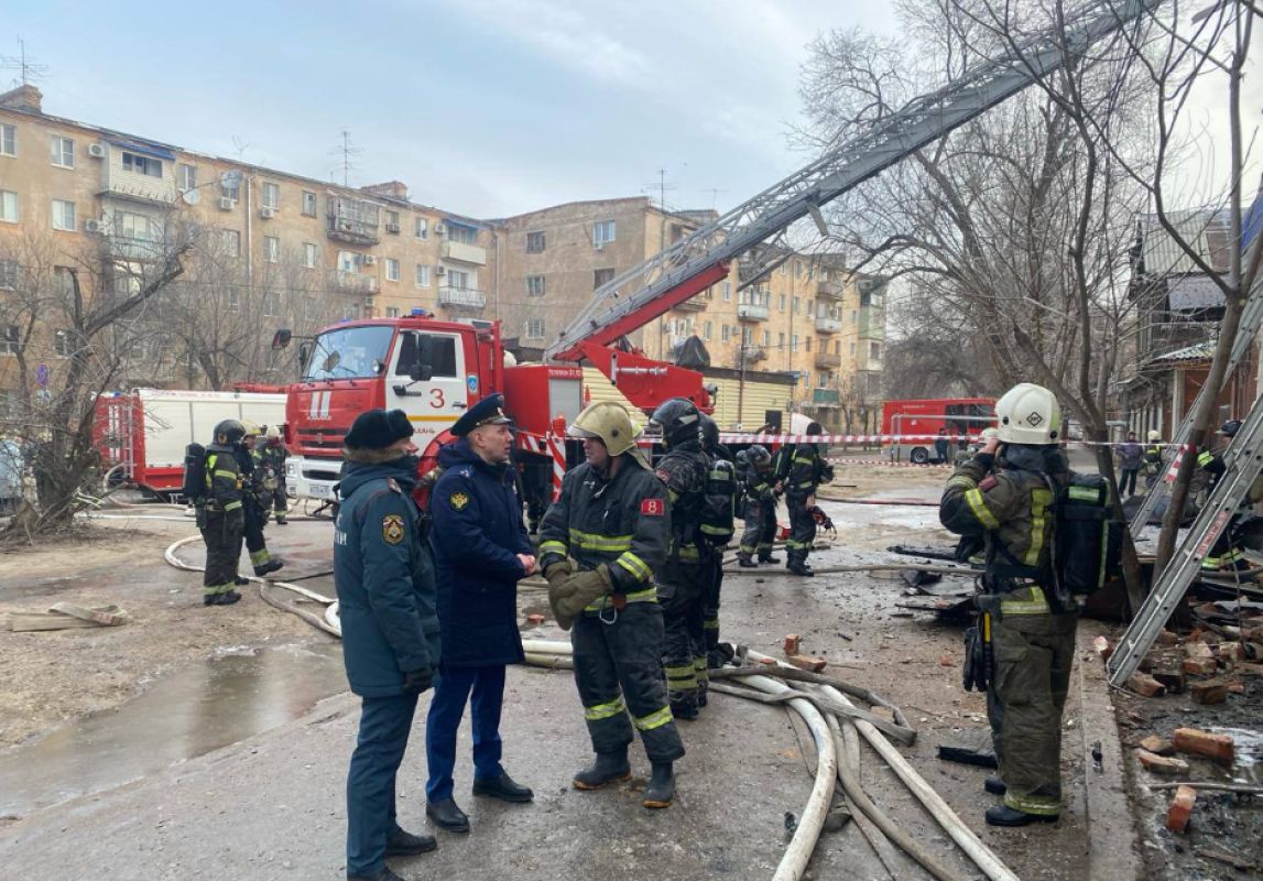 Улицу перекрыли в центре Астрахани из-за крупного пожара