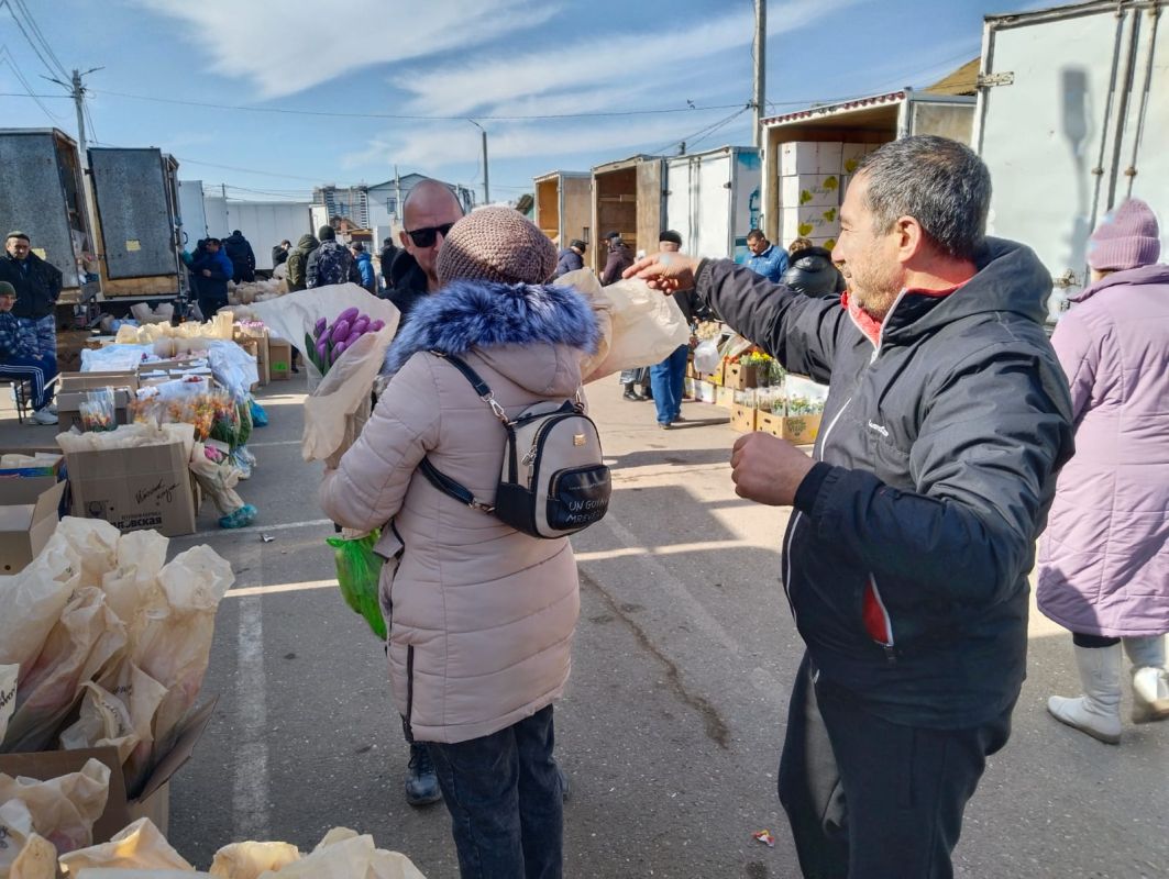 На Больших Исадах скопились грузовики с цветами