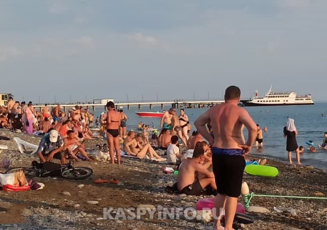 Вечерний пляж в Лазаревском.