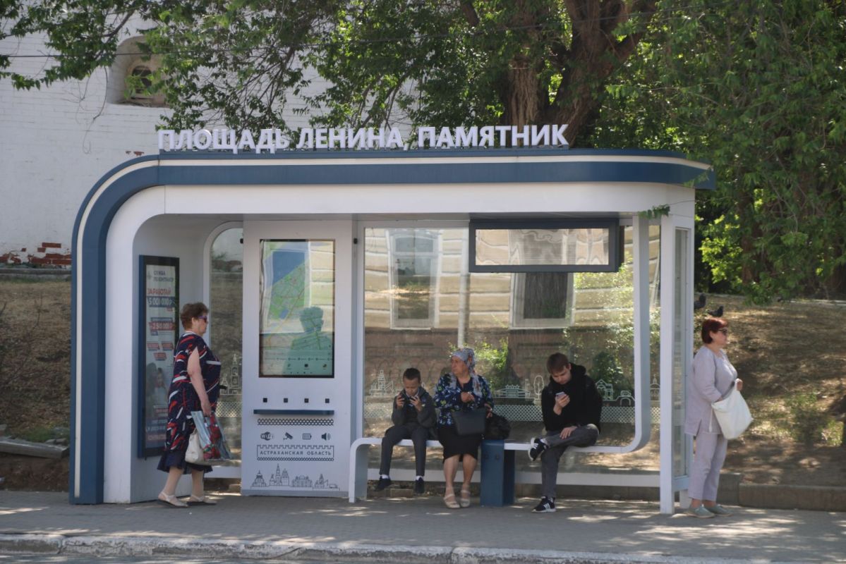 На остановке "Площадь Ленина" есть информационный стенд и табло. Но они неактивные.