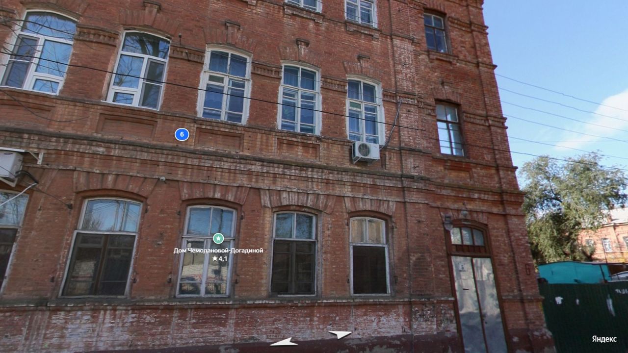 Это фото Яндекса 2011 года. На нем видно, что к дому, рядом с которым находится стройплощадка, стояли хозпостройки.