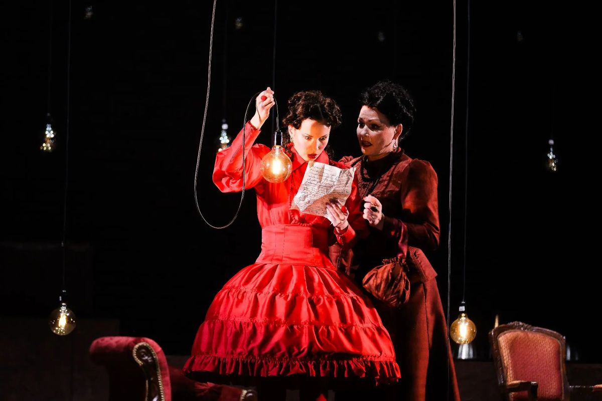 Нелли Подкопаева в роли Лидии Юрьевны Чебоксаровой и Виолетта Власенко в роли Надежды Антоновны Чебоксаровой.